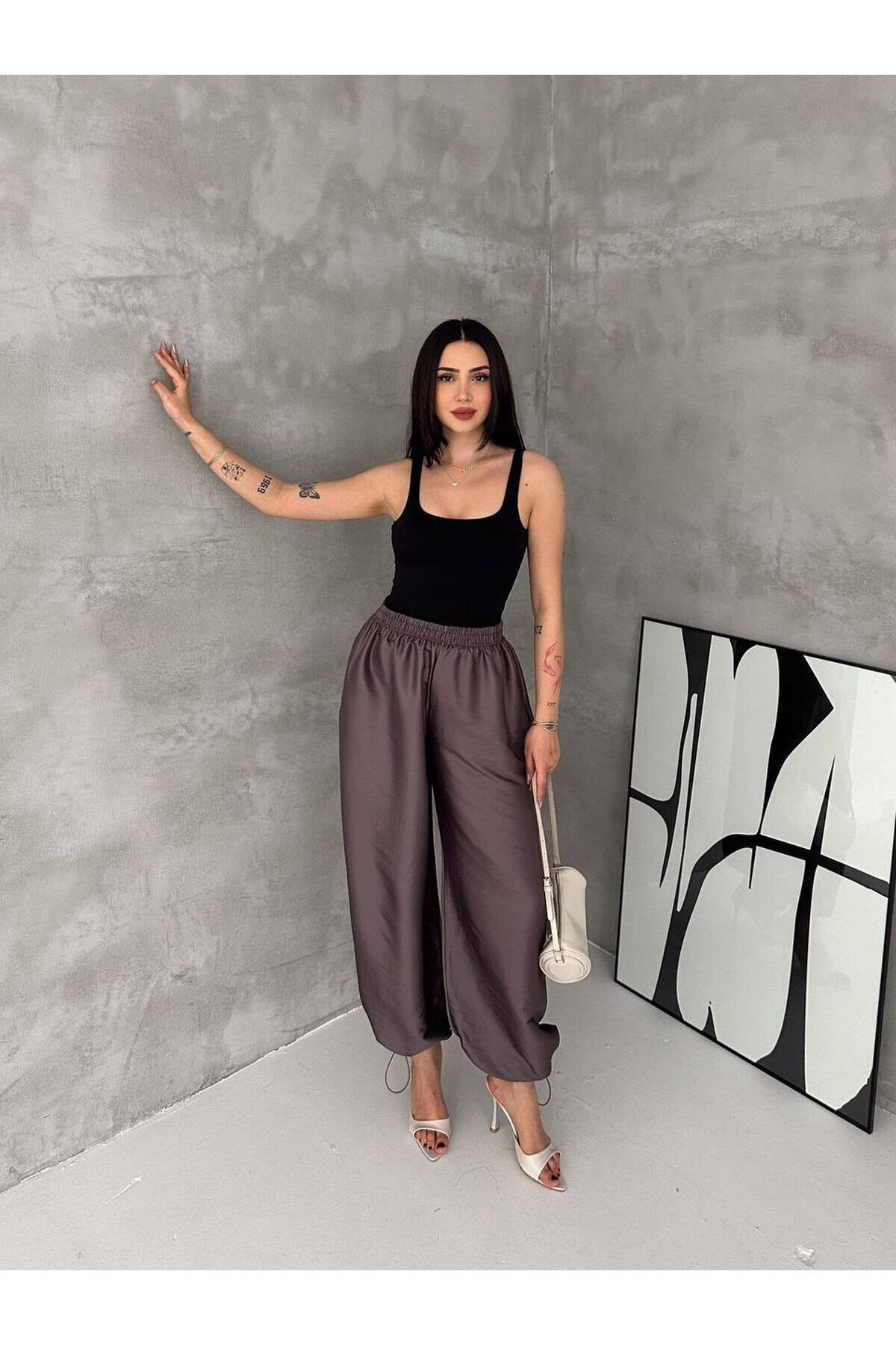 Saten Dokulu Lastik Paça Detaylı Yüksek Bel Bol Pantolon
