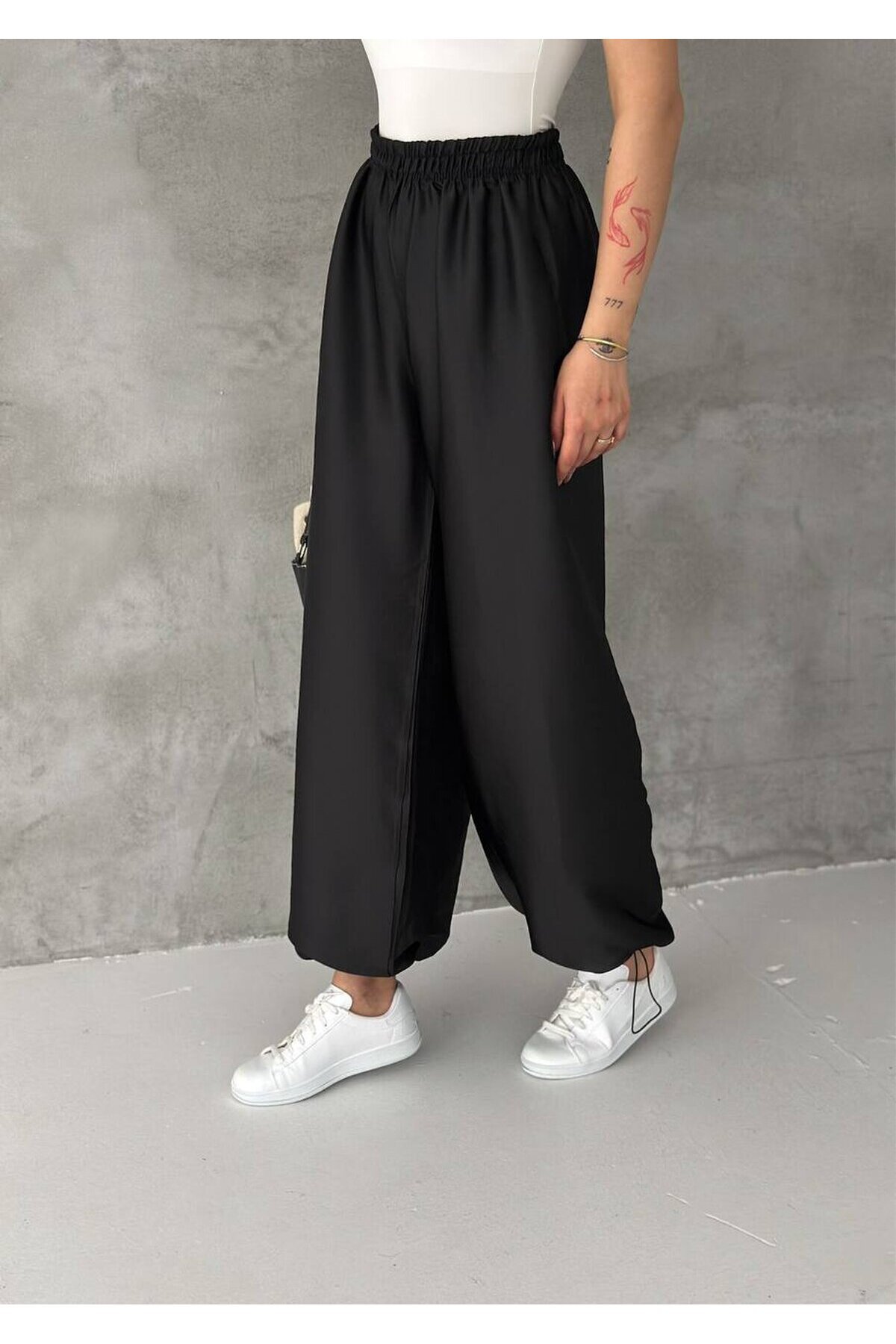 Saten Dokulu Lastik Paça Detaylı Yüksek Bel Bol Pantolon
