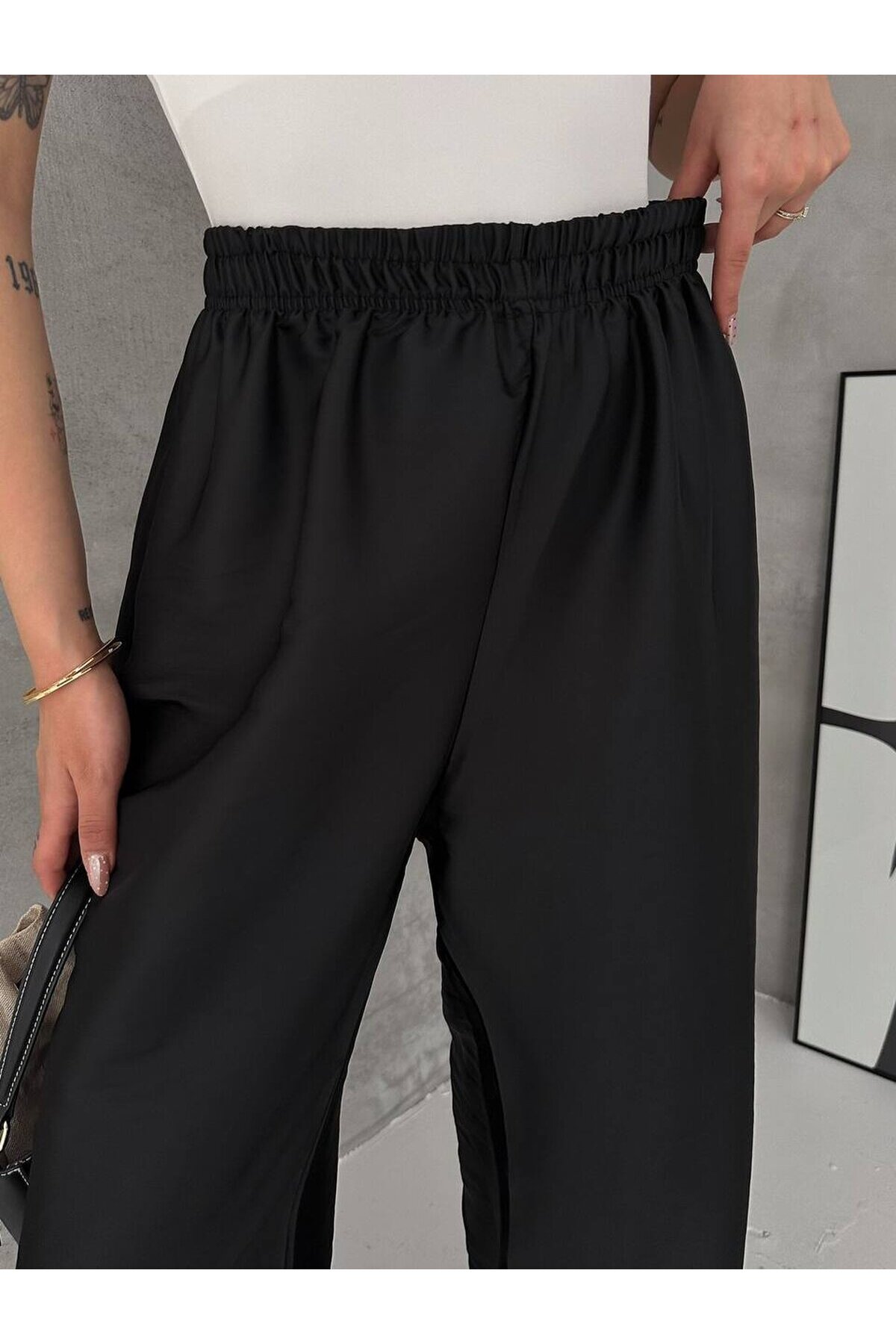 Saten Dokulu Lastik Paça Detaylı Yüksek Bel Bol Pantolon