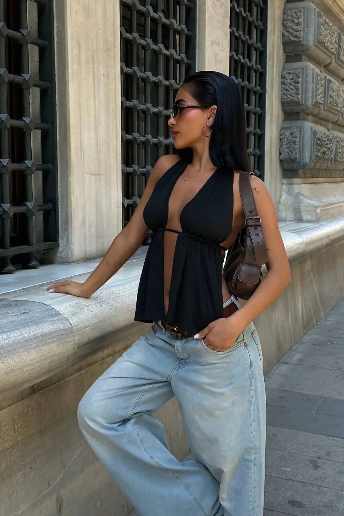 Sırtı Bağcıklı Boyundan Askılı Dekolte Bluz Siyah