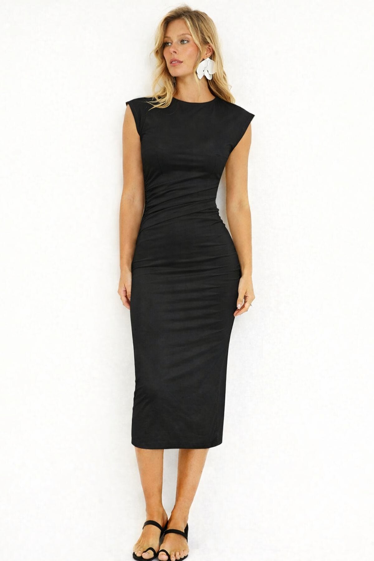 Siyah Cut-Out Detaylı Drapeli Midi Elbise – Vücuda Oturan Şık Tasarım