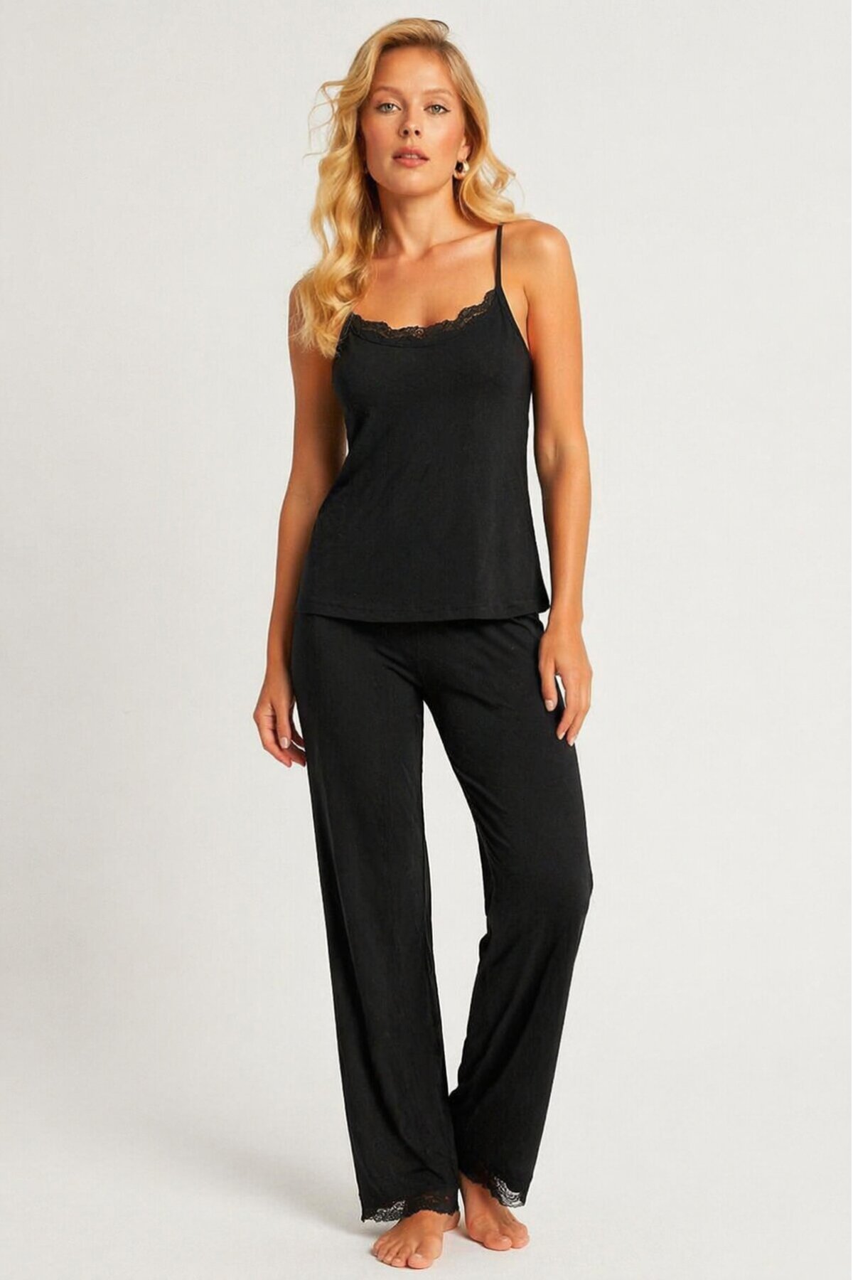 Siyah Dantel Detaylı Askılı Kadın Pijama Takımı – Rahat & Şık Ev Giyimi
