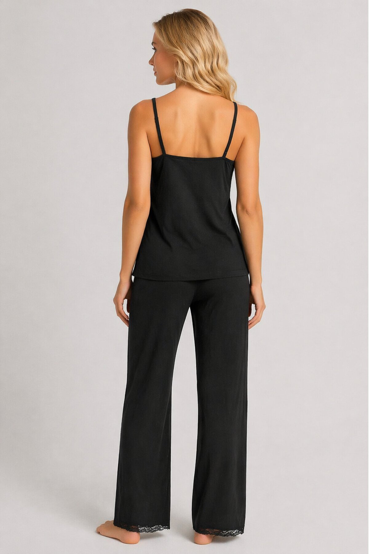 Siyah Dantel Detaylı Askılı Kadın Pijama Takımı – Rahat & Şık Ev Giyimi