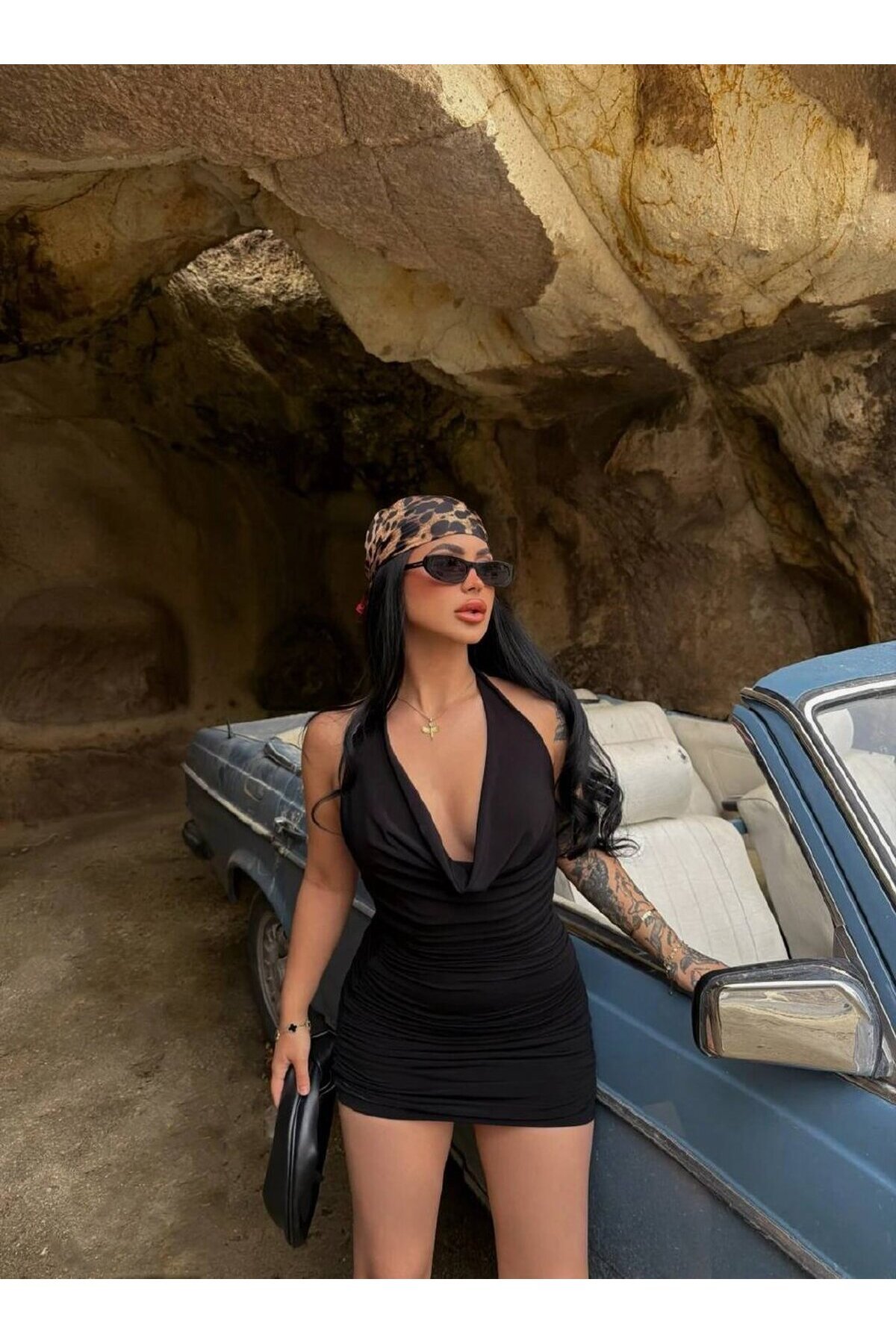 Siyah Drapeli Halter Yaka Mini Elbise – Vücuda Oturan Şık Gece Elbisesi