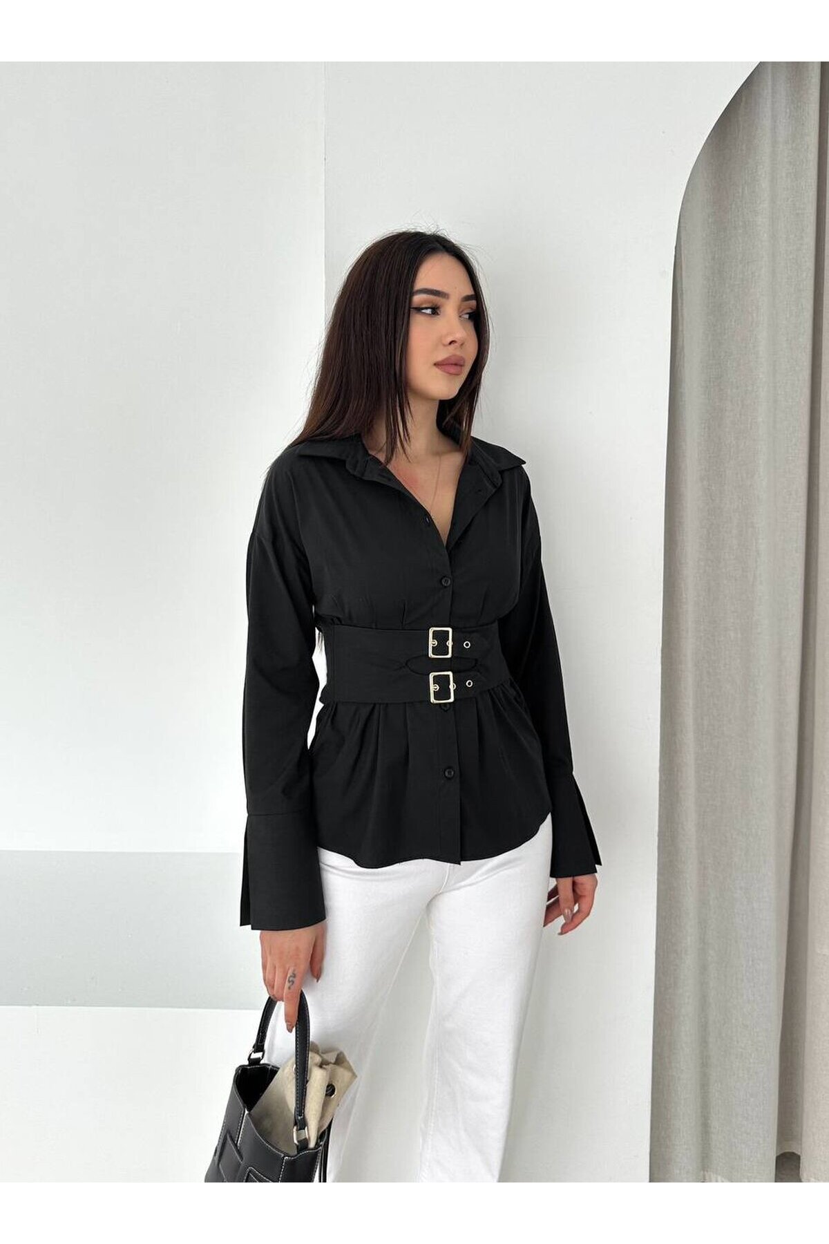 Siyah Korseli Detaylı Şık Gömlek – Bel Vurgulu Modern Kesim