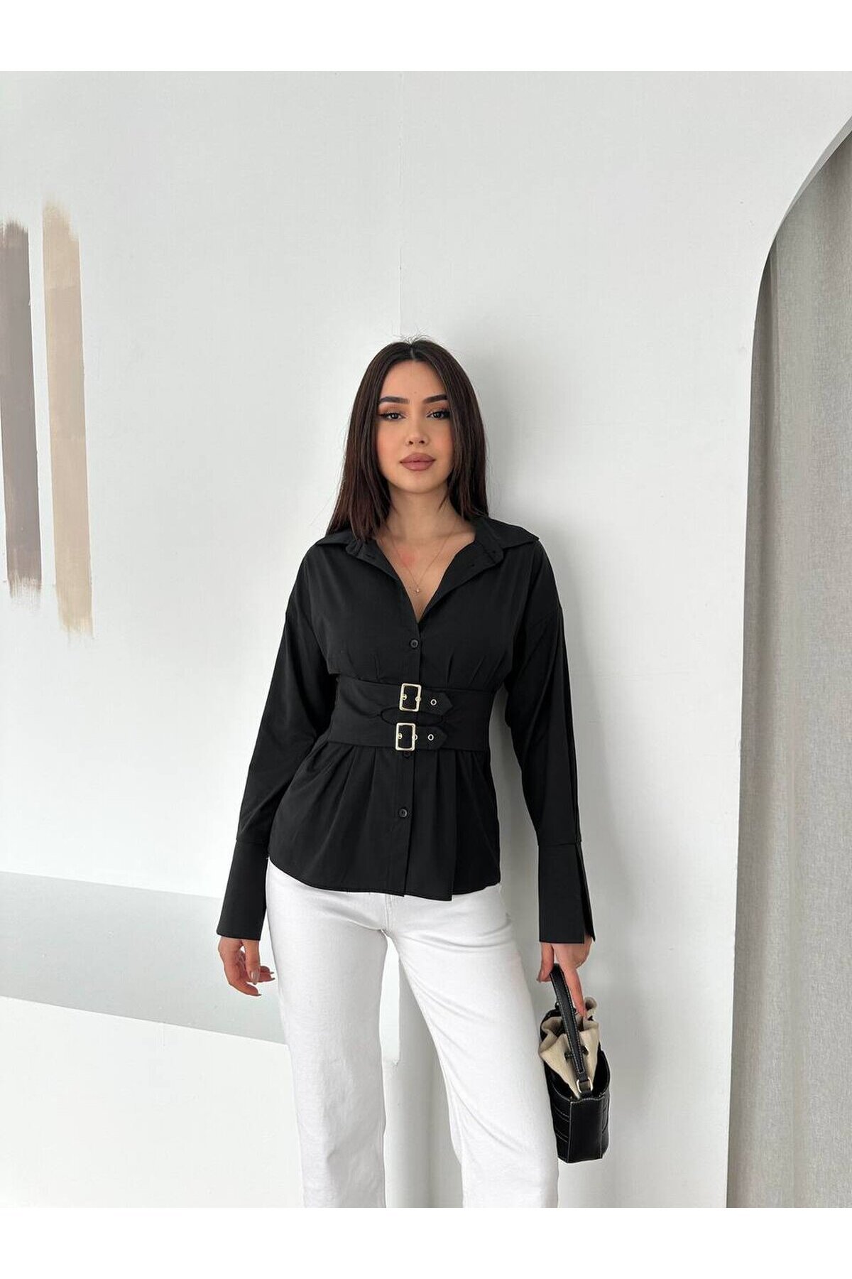 Siyah Korseli Detaylı Şık Gömlek – Bel Vurgulu Modern Kesim
