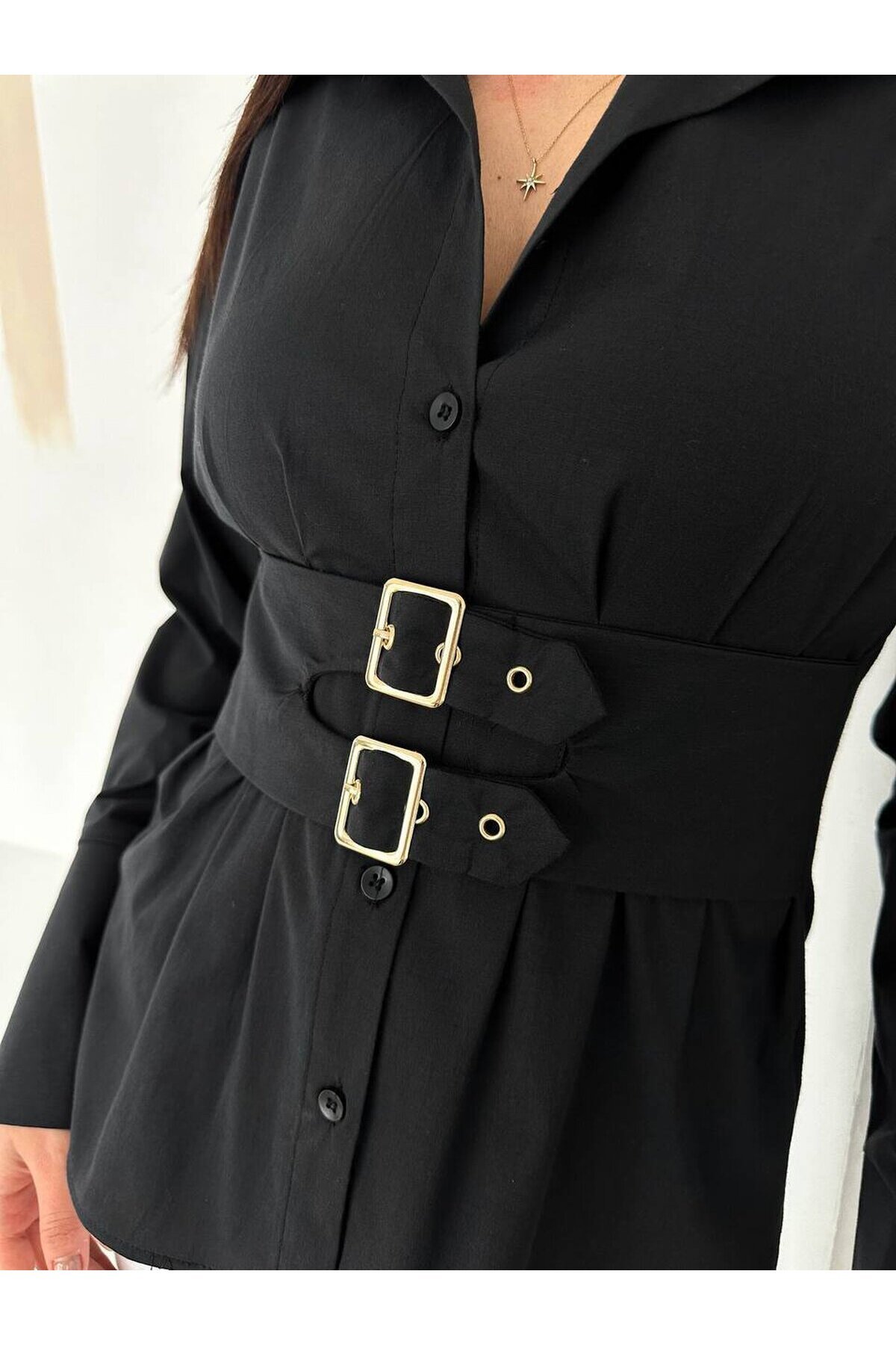 Siyah Korseli Detaylı Şık Gömlek – Bel Vurgulu Modern Kesim