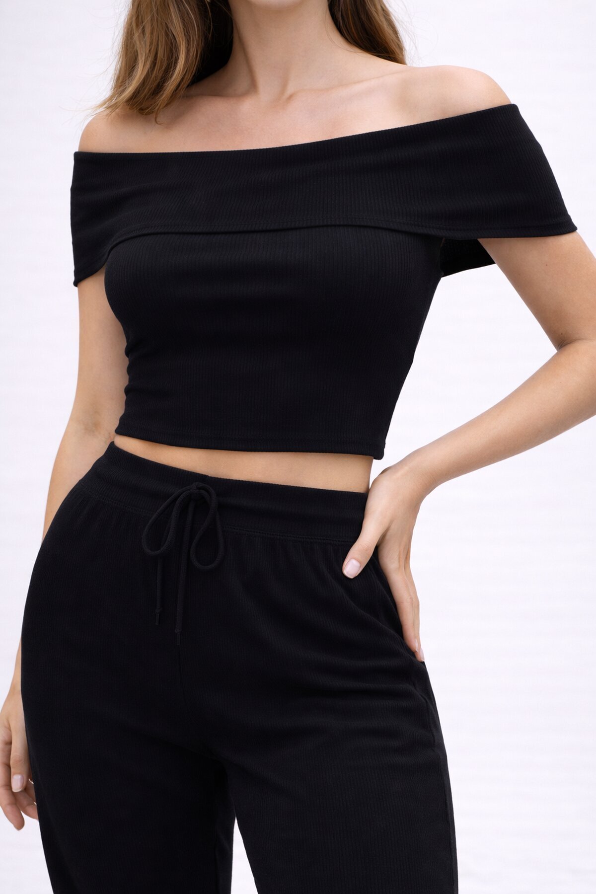 Siyah Madonna Yaka Kaşkorse Takım – Şık ve Rahat İkili Set