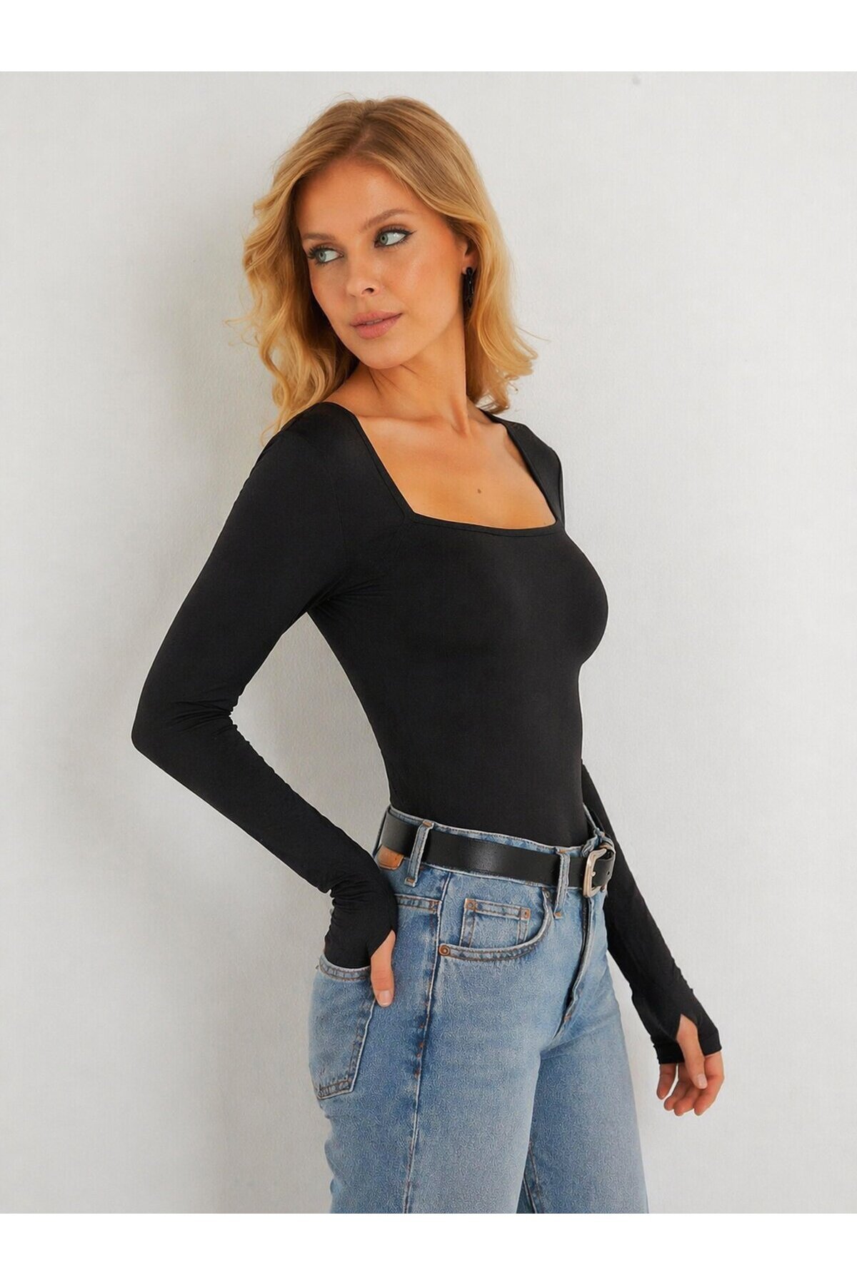 Siyah Sandy Kumaş Kare Yaka Parmak Detaylı Bluz