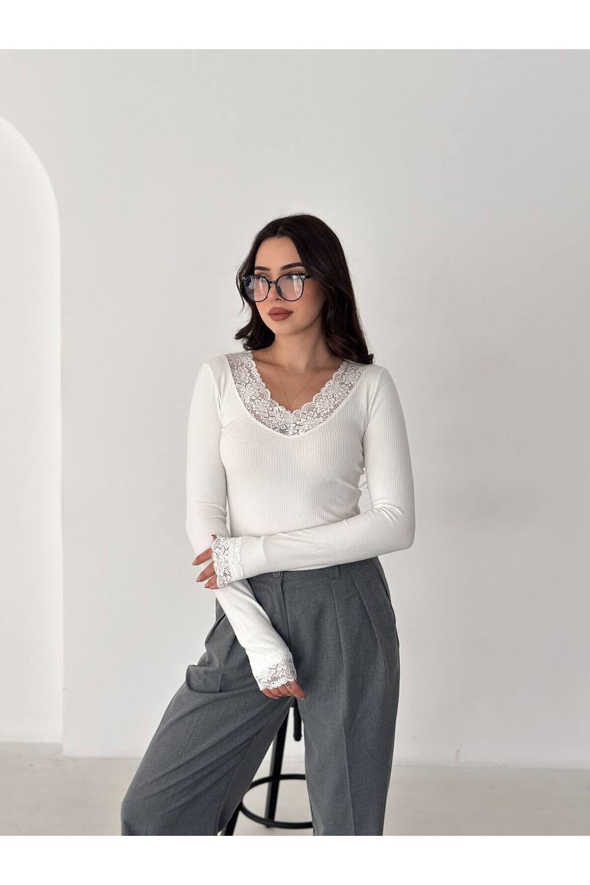 V Yaka Dantel Detay Beyaz Bluz