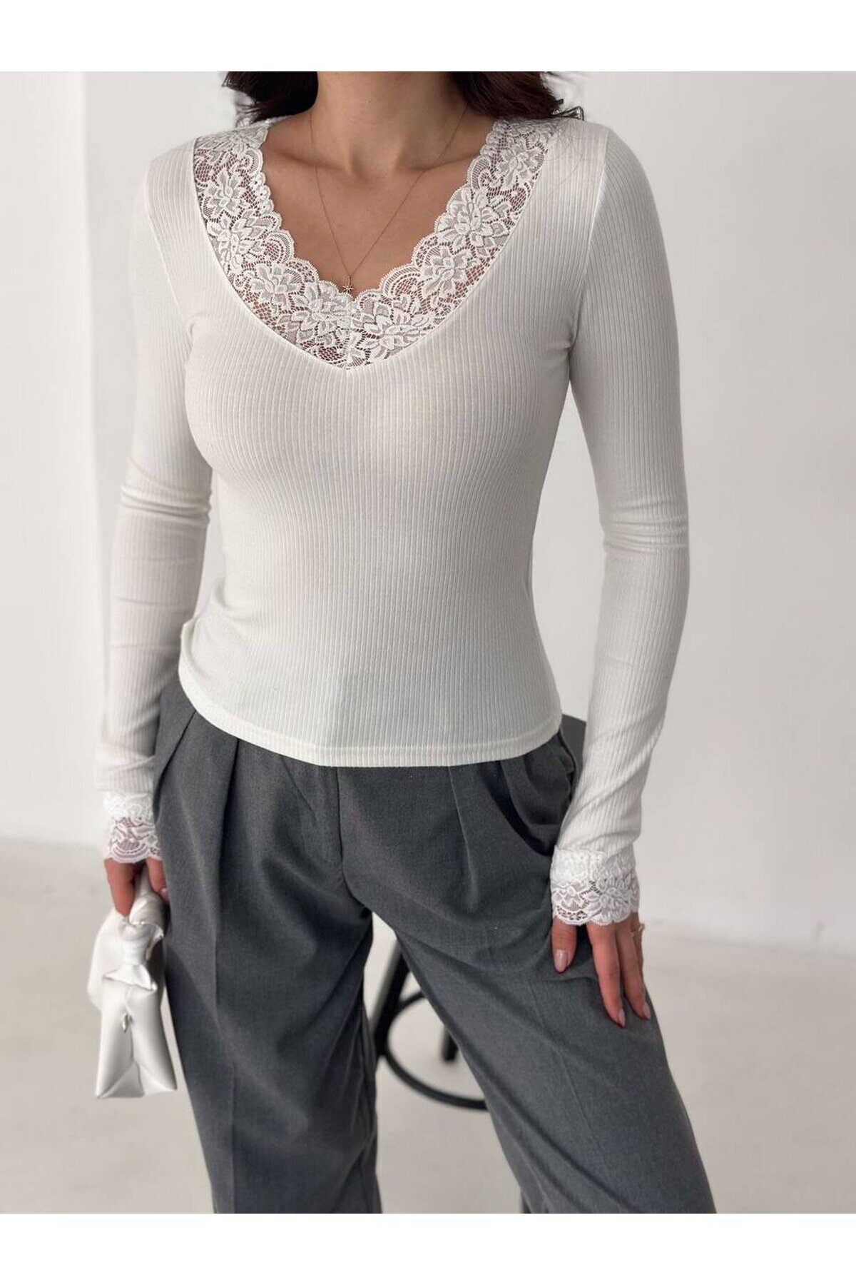 V Yaka Dantel Detay Beyaz Bluz