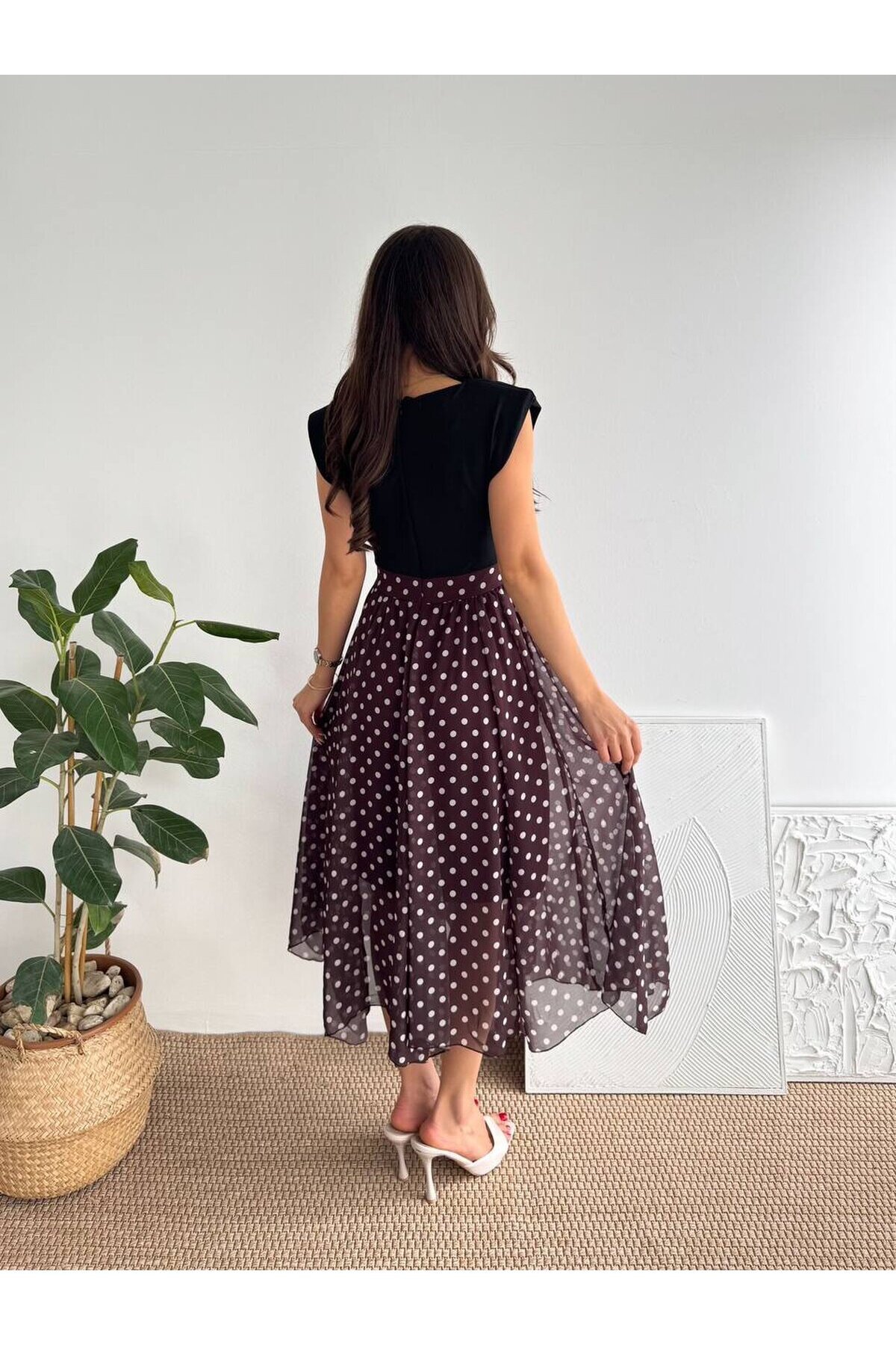 Vatkalı Omuz Detaylı Siyah Üst Puantiyeli Midi Elbise