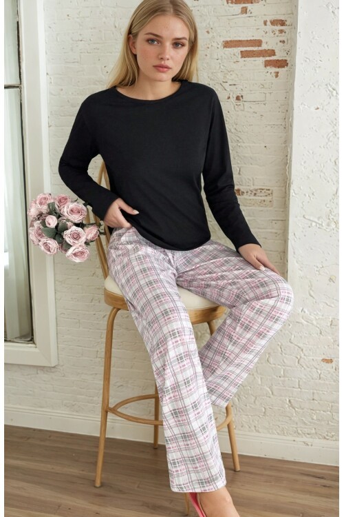 Ekose Desen Üstü Düz Pijama Takımı