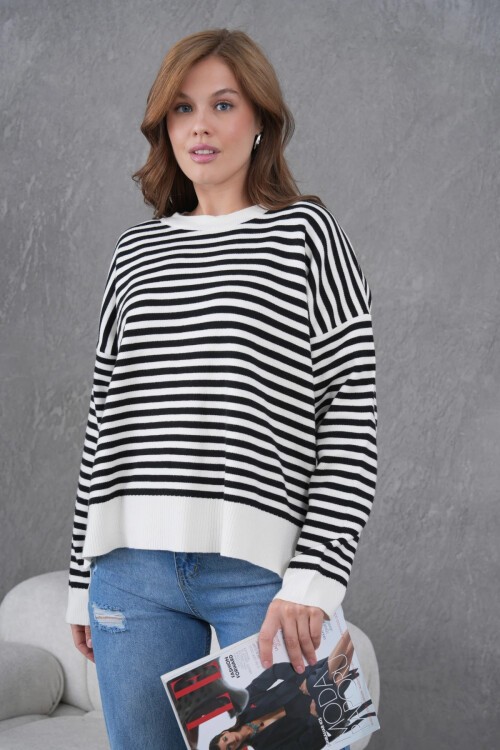 Kadın Bisiklet Yaka Nakış Detay Yırtmaçlı Oversize Çizgili Triko Kazak