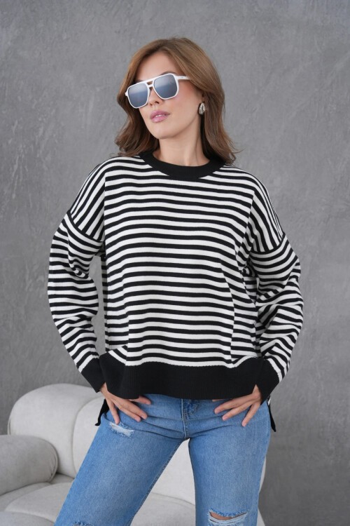 Kadın Bisiklet Yaka Nakış Detay Yırtmaçlı Oversize Çizgili Triko Kazak