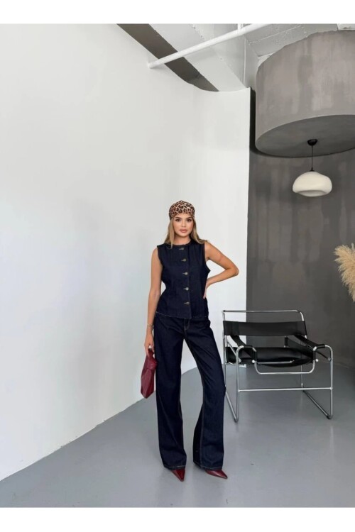 Kadın Jean Pantolon ve Kolsuz Gömlek Alt Üst Takım