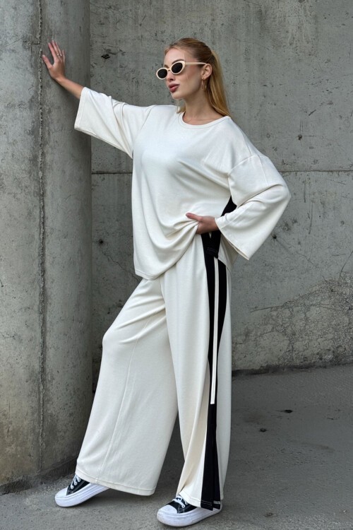 Yanları Şerit Detay Alt Üst Takım Beyaz