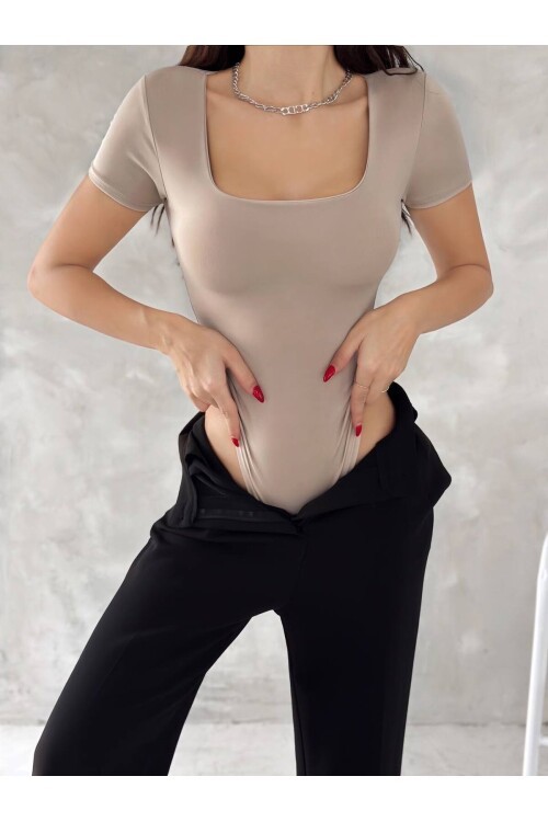 Bej Sandy Kumaş Kare Yaka Kısa Kollu Kadın Bodysuit – Fit & Şık Tasarım