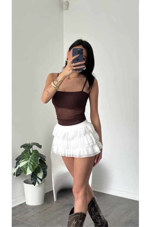 Beyaz Kat Kat Volanlı Şort Etek – Yüksek Bel, Feminen Mini Tasarım