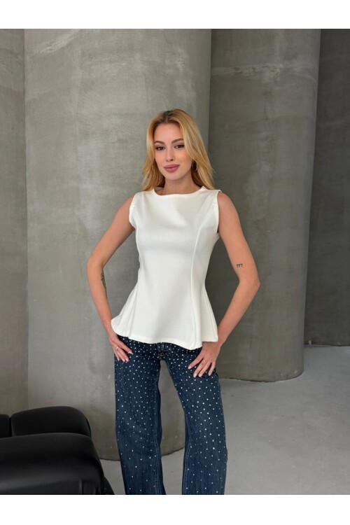 Kadın Volanlı Vücüda Oturan Sıfır Kol Bluz Beyaz