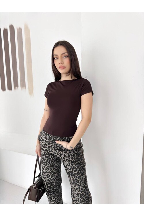 Kahverengi Bağlama Detaylı Esnek Kumaş Bluz – Vücuda Oturan Şık Tasarım