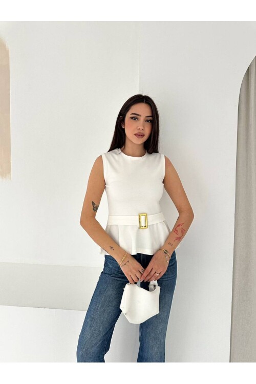 Kemer Detaylı Volanlı Beyaz Bluz – Şık ve Modern Kesim