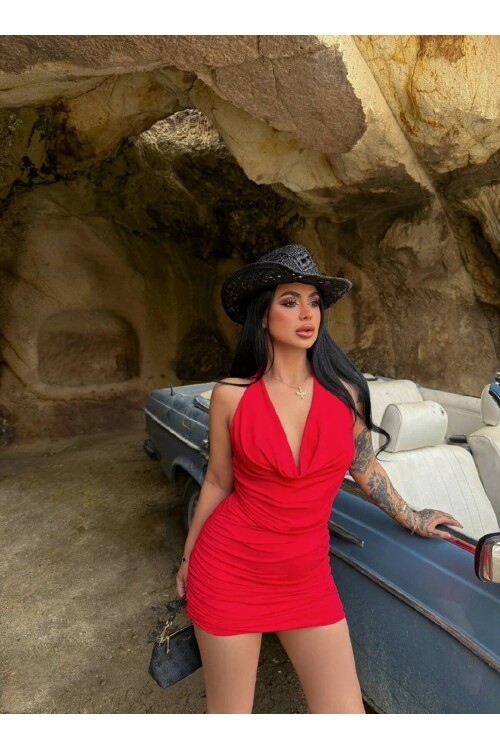Kırmızı Drapeli Halter Yaka Mini Elbise – Vücuda Oturan Şık Gece Elbisesi