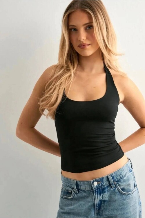 Siyah Halter Yaka Crop Bluz – Esnek Fit, Sırt Dekolteli Şık Tasarım