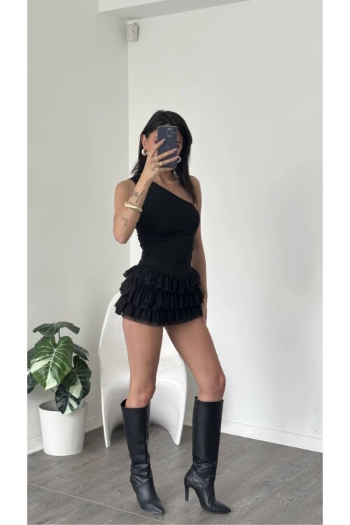 Siyah Kat Kat Volanlı Şort Etek – Yüksek Bel, Feminen Mini Tasarım