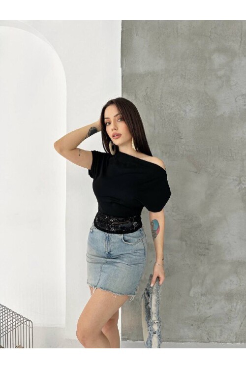 Siyah Tek Omuz Drapeli Dantel Detaylı Kadın Bluz