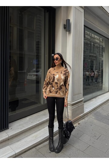 Çiçek Desenli Dokulu Triko Kazak