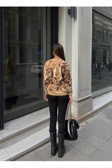 Çiçek Desenli Dokulu Triko Kazak