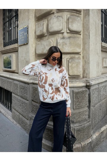 Çiçek Desenli Dokulu Triko Kazak