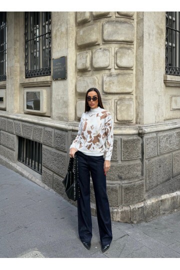 Çiçek Desenli Dokulu Triko Kazak