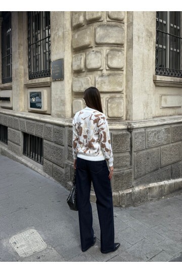 Çiçek Desenli Dokulu Triko Kazak