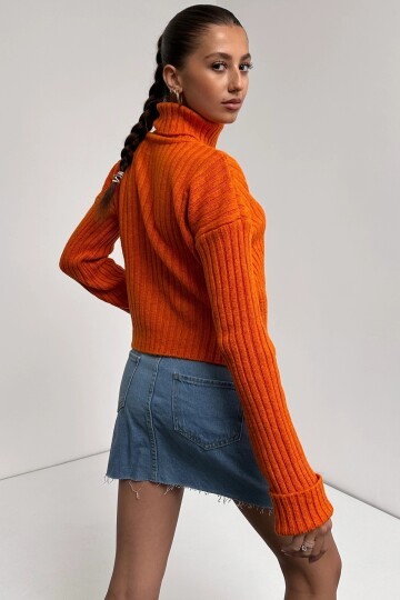 Şerit Desenli Dokulu Boğazlı Triko Kazak