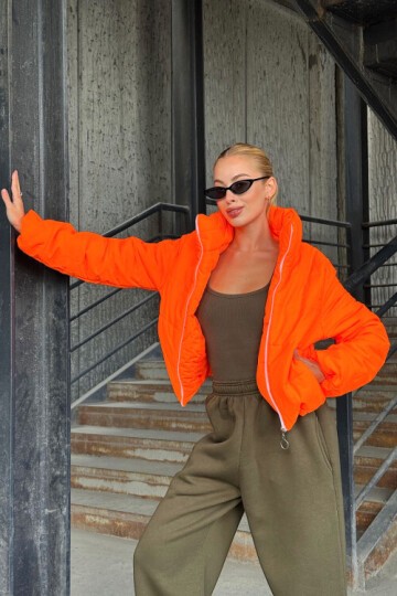 Sırtı Taş İşlemeli Crop Şişme Mont