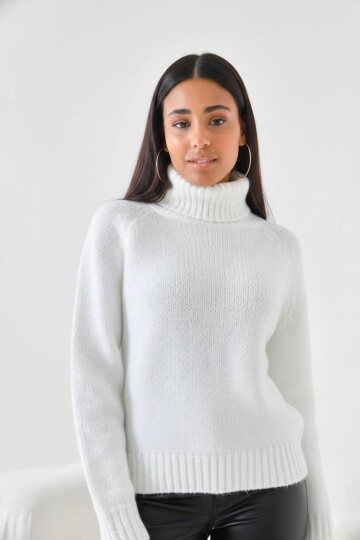 Beyaz Balıkçı Yaka Oversize Triko Kazak