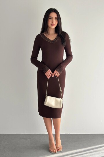 Kadın Dantel Detaylı V Yaka Elbise – Uzun Kollu Şık Günlük Elbise
