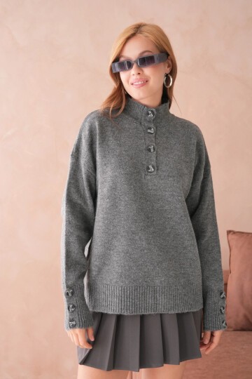 Kadın Dik Yaka Kolları Düğme Detaylı Yumuşak Dokulu Şardonlu Triko Kazak