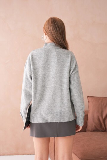 Kadın Dik Yaka Kolları Düğme Detaylı Yumuşak Dokulu Şardonlu Triko Kazak