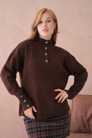 Kadın Dik Yaka Kolları Düğme Detaylı Yumuşak Dokulu Şardonlu Triko Kazak