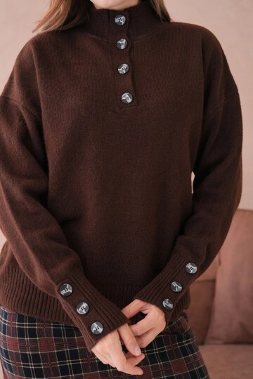 Kadın Dik Yaka Kolları Düğme Detaylı Yumuşak Dokulu Şardonlu Triko Kazak