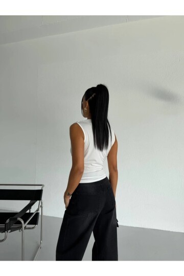 Kadın Kolsuz Dökümlü Sandy Kumaş Bluz Beyaz