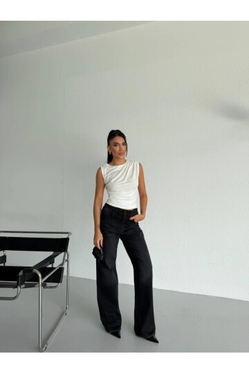 Kadın Kolsuz Dökümlü Sandy Kumaş Bluz Beyaz