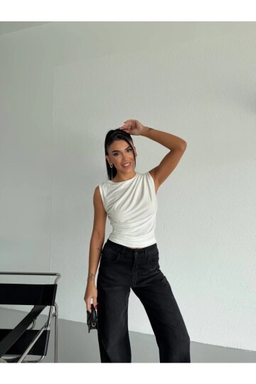 Kadın Kolsuz Dökümlü Sandy Kumaş Bluz Beyaz