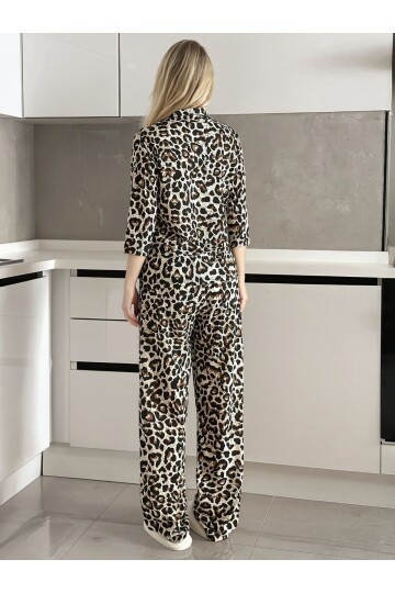 Kadın Leopar Desenli Pijama Takımı – Düğmeli Üst, Rahat Kesim Alt