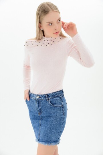 Yumoş Tek Omuzu Açık İncili Bluz PUDRA