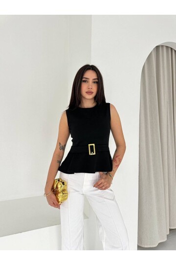 Kemer Detaylı Volanlı Siyah Bluz – Şık ve Modern Kesim