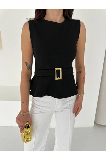 Kemer Detaylı Volanlı Siyah Bluz – Şık ve Modern Kesim